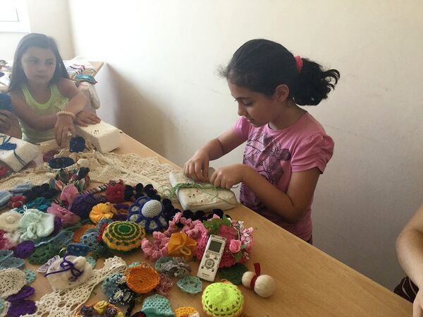 10-летняя Сусанна учится плести макраме 10-летняя Сусанна учится плести макраме - Sputnik Արմենիա