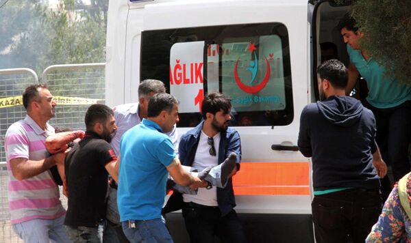Люди помогают медикам донести тело пострадавшего до машины Скорой помощи в городе Мидьят в Турции - Sputnik Արմենիա