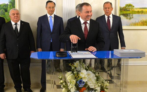 Глава МИД Владимир Макей принял участие в церемонии гашения маркированного конверта - Sputnik Армения