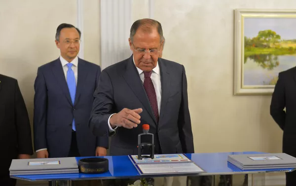 Глава МИД РФ Сергей Лавров на церемонии гашения марки Глава МИД РФ Сергей Лавров на церемонии гашения марки - Sputnik Армения