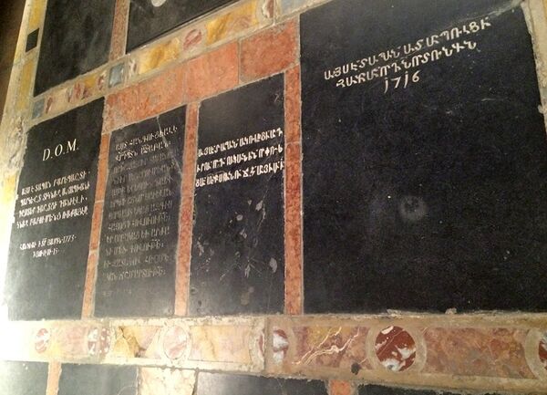 Армянская церковь Сурб Хач Айоц в Венеции. Магильные плиты Армянская церковь Сурб Хач Айоц в Венеции. Магильные плиты - Sputnik Արմենիա