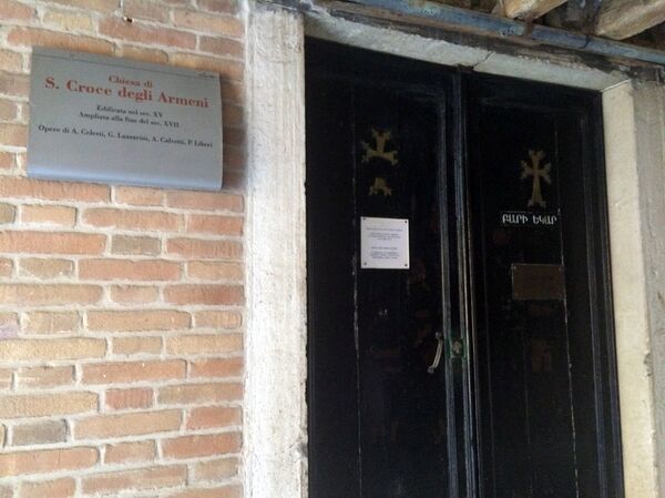 Армянская церковь Сурб Хач Айоц в Венеции. Дверь церкви Армянская церковь Сурб Хач Айоц в Венеции. Дверь церкви - Sputnik Արմենիա