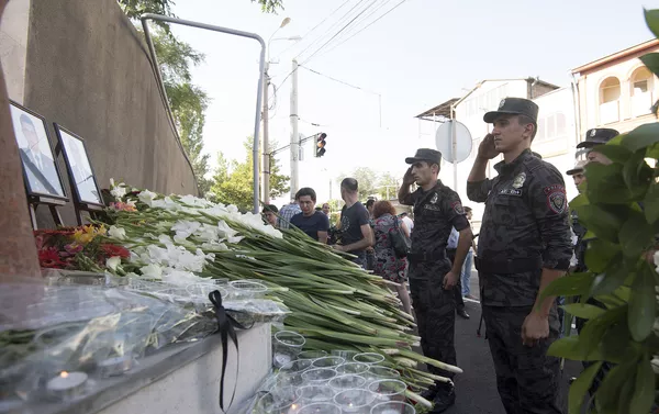 Друзья и коллеги почтили память погибших при захвате полка ППС полицейских - Sputnik Армения