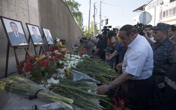 Депутат НС РА Князь Хасанов почтил память погибших при захвате полка ППС полицейских - Sputnik Армения
