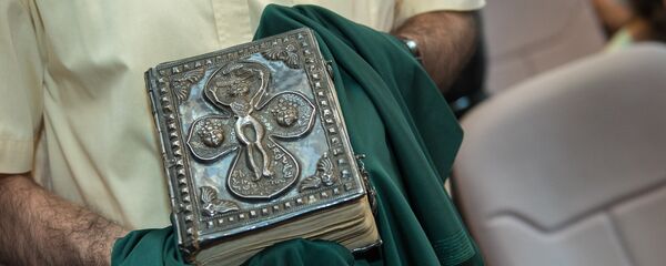 Армянская семья из США подарила Евангелие 1471 года Ереванскому Институту древних рукописей Матенадаран Армянская семья из США подарила Евангелие 1471 года Ереванскому Институту древних рукописей Матенадаран - Sputnik Армения