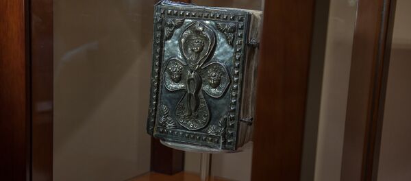 Армянская семья из США подарила Евангелие 1471 года Ереванскому Институту древних рукописей Матенадаран - Sputnik Армения