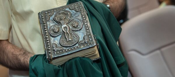 Армянская семья из США подарила Евангелие 1471 года Ереванскому Институту древних рукописей Матенадаран Армянская семья из США подарила Евангелие 1471 года Ереванскому Институту древних рукописей Матенадаран - Sputnik Արմենիա