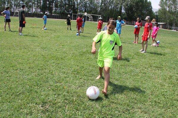 Трехдневный футбольный лагерь для юных армянских футболисток - Sputnik Армения