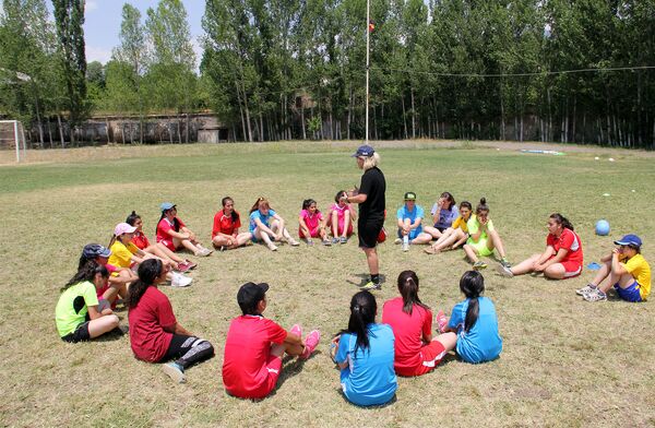 Կանանց ամառային ֆուտբոլային առաջնորդության եռօրյա ճամբար Եղեգնաձորում - Sputnik Արմենիա