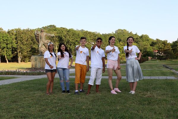 Участники Международного вокального конкурса Ты супер! прибыли на отдых во Всероссийский детский центр Орленок - Sputnik Армения