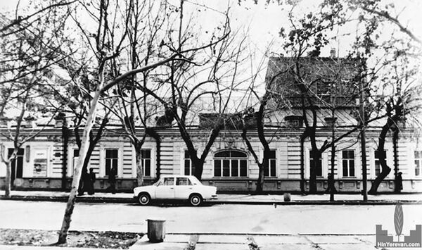 Здание театра Джанполадяна в Ереване (снесено), в котором в 1908 году состоялся концерт хора Комитаса Здание театра Джанполадяна в Ереване (снесено), в котором в 1908 году состоялся концерт хора Комитаса - Sputnik Армения