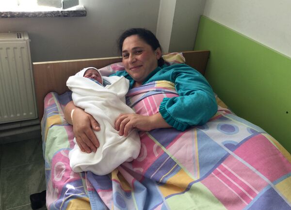 Давид - 11-ый ребенок семьи Хачатрян. Мама - Лилит Хачатрян - Sputnik Армения