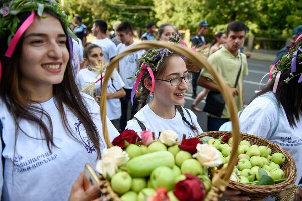 Вардавар: истоки самого мокрого и веселого праздника армян Вардавар: истоки самого мокрого и веселого праздника армян - Sputnik Армения