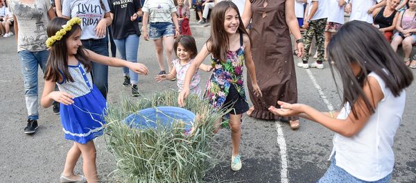 Праздничное шествие к празднику Вардавар Праздничное шествие к празднику Вардавар - Sputnik Արմենիա