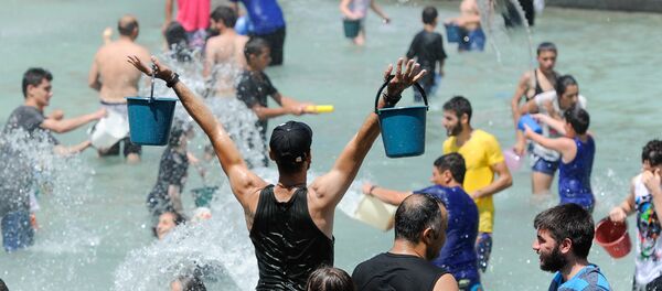 Игра в обливание прямо в Лебедином озере в центре Еревана Игра в обливание прямо в Лебедином озере в центре Еревана - Sputnik Армения