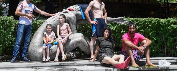 Праздник Вардавар в Армении. Поплескались - можно и отдохнуть - Sputnik Армения