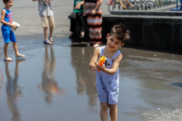 Малыш с водяным автоматом - Sputnik Армения