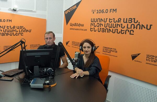 Актеры Эрмине Степанян и Лерник Арутюнян Актеры Эрмине Степанян и Лерник Арутюнян - Sputnik Армения