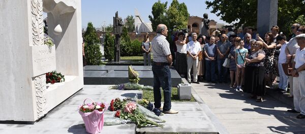 Скульптурная композиция, посвященная Офелии Амбарцумян Скульптурная композиция, посвященная Офелии Амбарцумян - Sputnik Армения