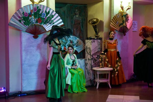 Французские дизайнеры Тарлояны устроили в Ереване “Прогулку в Париже” Французские дизайнеры Тарлояны устроили в Ереване “Прогулку в Париже” - Sputnik Армения