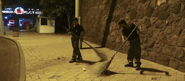 Բանգլադեշի քաղաքացիները մաքրում են Երևանի փողոցները - Sputnik Արմենիա