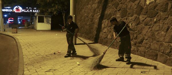 Граждане Бангладеш убирают мусор с улиц армянской столицы - Sputnik Армения