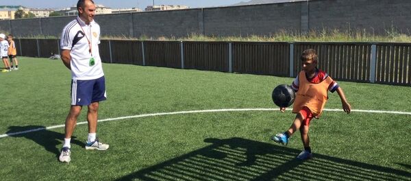 8-летний Геворг Айрапетян в течение 6 минут наносит 600 ударов по мячу, не давая ему коснуться земли 8-летний Геворг Айрапетян в течение 6 минут наносит 600 ударов по мячу, не давая ему коснуться земли - Sputnik Արմենիա