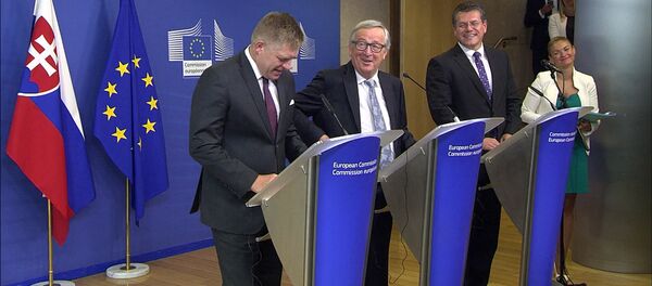 СПУТНИК_Юнкеру во время пресс-конференции позвонила Меркель СПУТНИК_Юнкеру во время пресс-конференции позвонила Меркель - Sputnik Армения