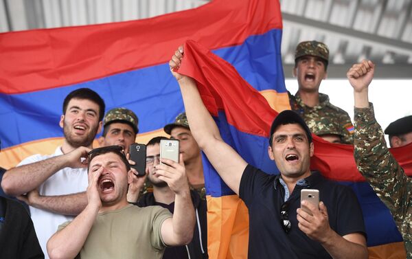 Болельщики команды армии Армении, участвующей в индивидуальной гонки соревнований по танковому биатлону - Sputnik Армения