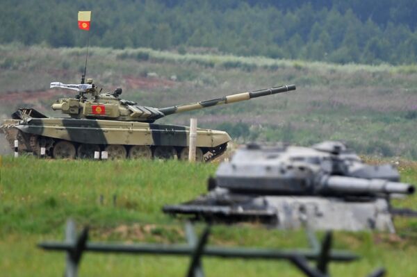 Участники индивидуальной гонки соревнований по танковому биатлону команды армии Кыргызстана - Sputnik Армения