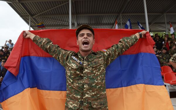 Болельщик команды армии Армении, участвующей в индивидуальной гонки соревнований по танковому биатлону - Sputnik Армения