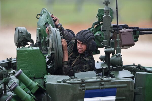 Участник индивидуальной гонки соревнований по танковому биатлону команды армии Никарагуа - Sputnik Армения