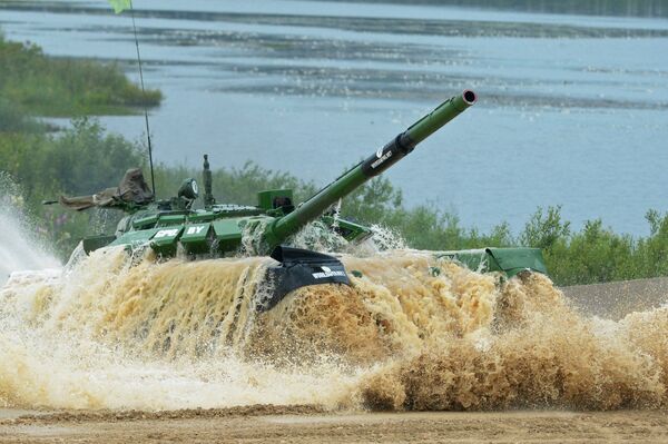 Участники индивидуальной гонки соревнований по танковому биатлону команды министерства обороны Беларуси - Sputnik Армения