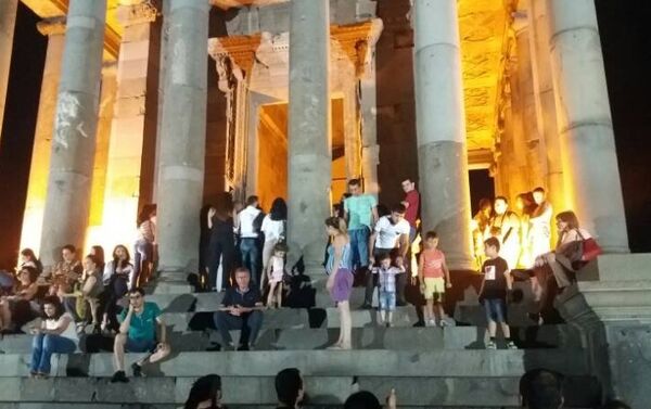Հայաստանի պետական կամերային երգչախմբի համերգը` Գառնիի տաճարի մոտ - Sputnik Արմենիա