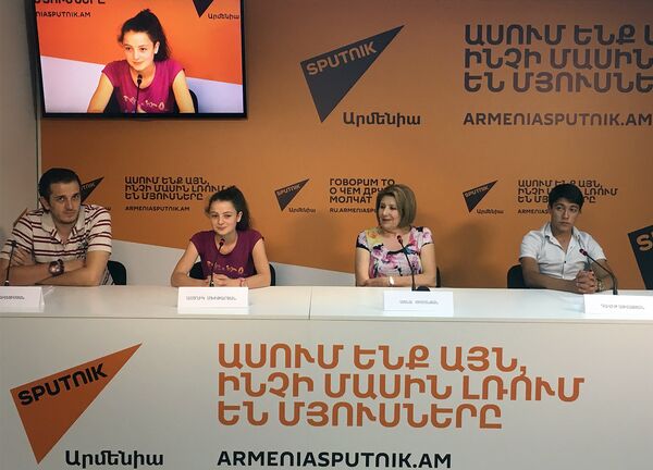 Сона Симонян, Астхик Мхитарян и Давид Айвазян Сона Симонян, Астхик Мхитарян и Давид Айвазян - Sputnik Армения