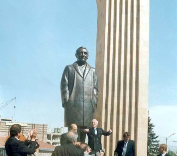 Շառլ Ազնավուրի արձանը Գյումրիում - Sputnik Արմենիա