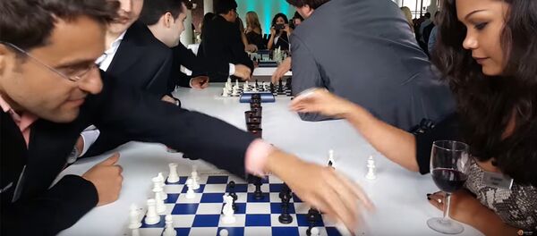 Левон Аронян играет с невестой в Сент-Луисе Левон Аронян играет с невестой в Сент-Луисе - Sputnik Армения