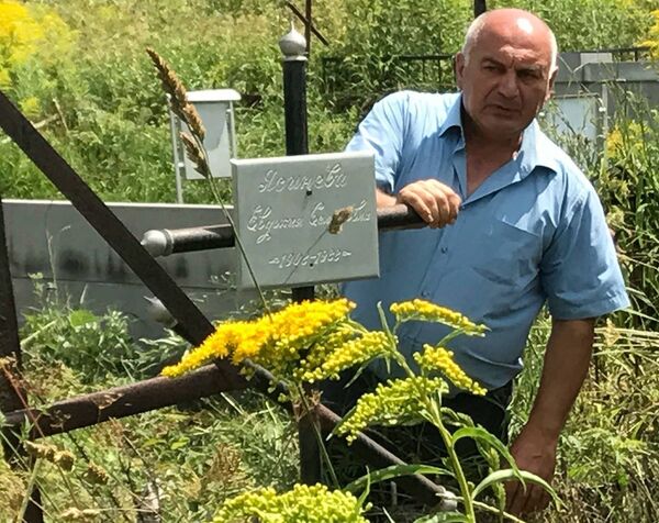 Камо Караджян на фоне крестов - Sputnik Армения