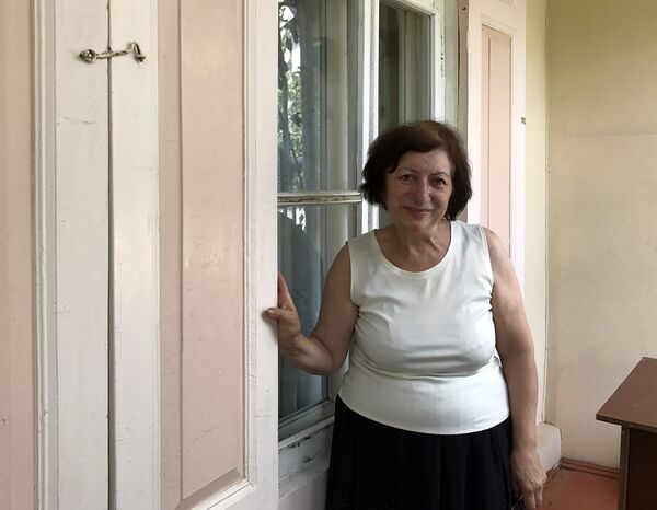 Эля Симонян у ставен собственного дома - Sputnik Армения