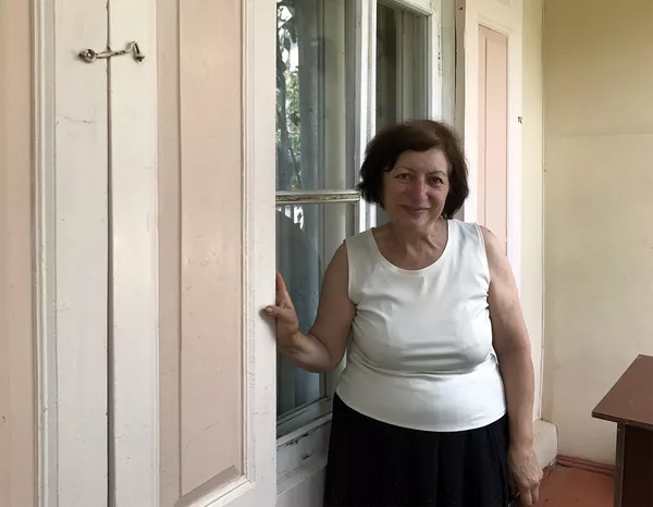 Эля Симонян у ставен собственного дома Эля Симонян у ставен собственного дома - Sputnik Армения