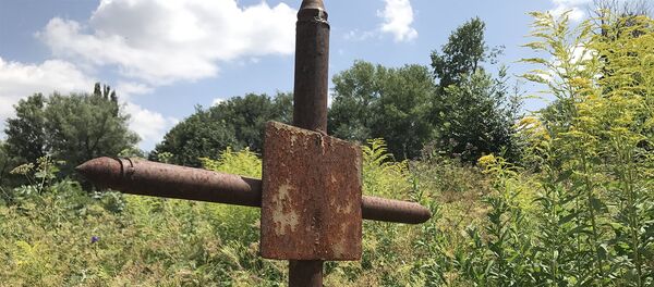 Ржавый крест и могила - Sputnik Армения