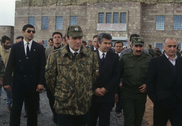 Левон Тер-Петросян (на первом плане) во время военных учений в Армении - Sputnik Армения