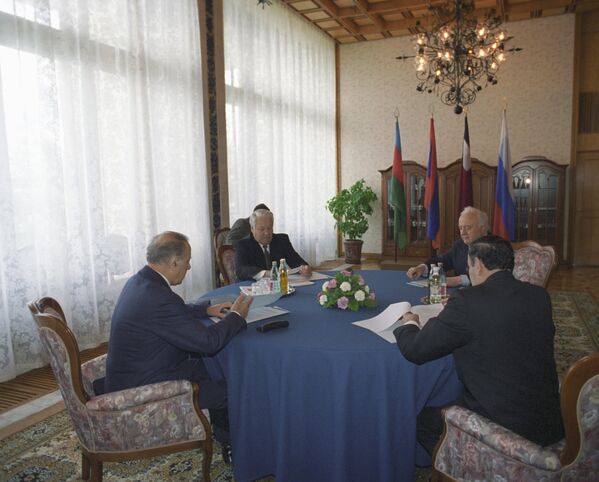 ՌԴ նախագահ Բորիս Ելցինը (կենտրոնում), Ադրբեջանի նախագահ Հեյդար Ալիևը (ձախից), Հայաստանի նախագահ Լևոն Տեր–Պետրոսյանը (աջից), Վրաստանի նախագահ Էդուրարդ Շևարդնաձեն - Sputnik Արմենիա