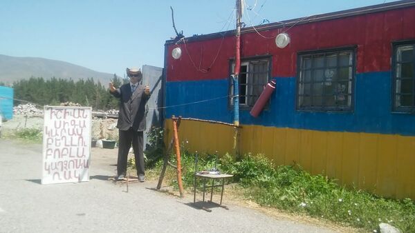 Манекен на севанской трассе Манекен на севанской трассе - Sputnik Армения