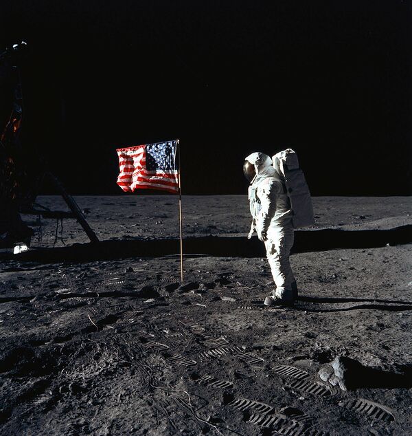 Астронавт Аполлона-11 Нил Армстронг на Луне 20 июля 1969 года. - Sputnik Армения