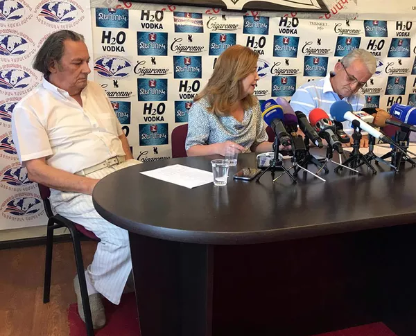 Агарон Даибекян, Анаит Арутюнян и Вачаган Галстян Агарон Даибекян, Анаит Арутюнян и Вачаган Галстян - Sputnik Армения