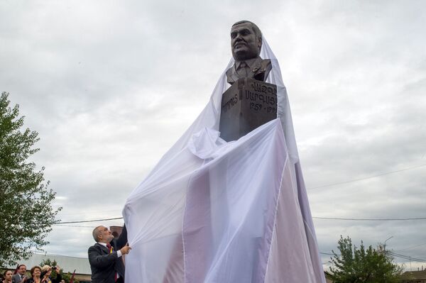 Памятник Вазгену Саркисяну на улице его имени в Эчмиадзине, по соседству с церковью Святой Рипсиме Памятник Вазгену Саркисяну на улице его имени в Эчмиадзине, по соседству с церковью Святой Рипсиме - Sputnik Армения