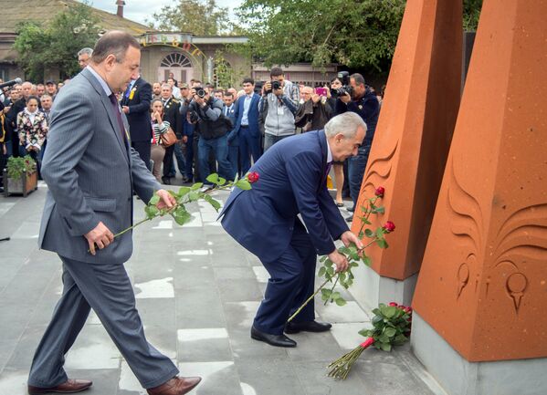 Հայաստանի ԱԺ նախագահ Գալուստ Սահակյանը ծաղիկներ է դնում Վազգեն Սարգսյանի արձանին - Sputnik Արմենիա