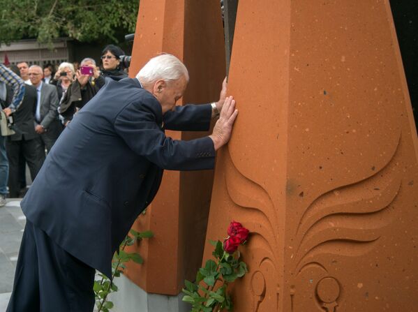 Վազգեն Սարգսյանի հայրը` Ազատ Սարգսյանը, որդու արձանի մոտ - Sputnik Արմենիա