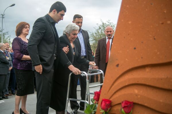 Վազգեն Սարգսյանի մայրը` Գրետա Սարգսյանը, որդու արձանի մոտ - Sputnik Արմենիա